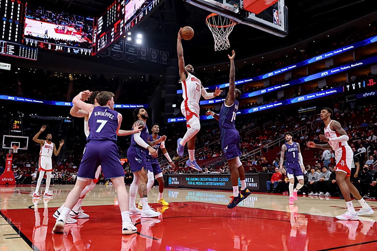 本来进攻就一片混乱，结果火箭还让他长时间留在场上拖累空间？