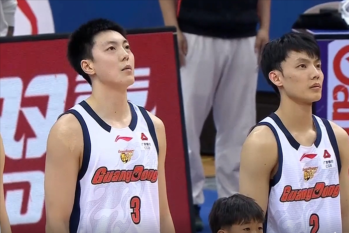 世界杯客户端升级说明-CBA：胡明轩13分加时逆转，18岁小将22+8，拼到4人五犯离场|麦考尔|王洪泽|米奇|韦瑟斯庞|客队_新浪体育_新浪新闻